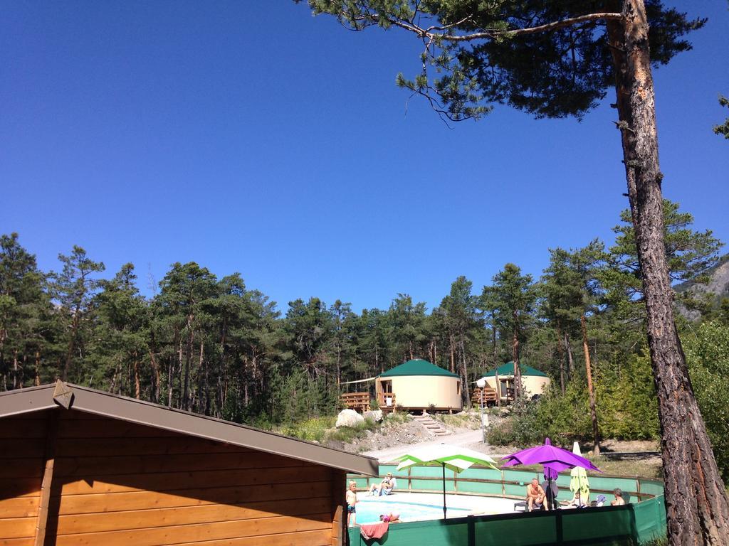 Parc Residentiel De Loisir : Le Loup Blanc Du Riou Hotel Barcelonnette Eksteriør billede
